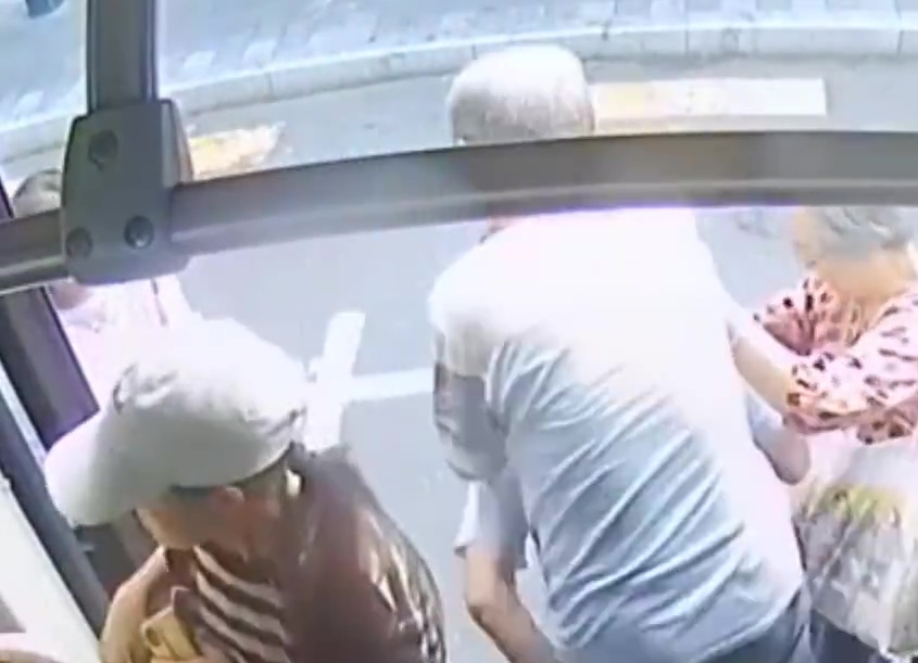 深圳巴士司机背长者落车。