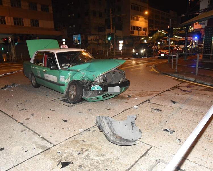 被撞的士損毀嚴重。