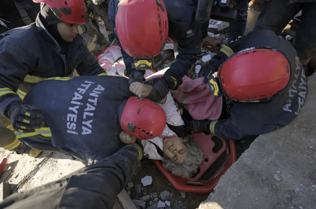 2 月 7 日，星期二，救援隊從土耳其南部 Kahramanmaras 一座被毀建築物的廢墟中救出一名倖存者。AP