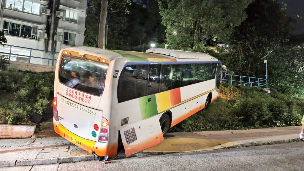 旅遊巴車尾損毀。 旅遊巴車尾損毀。