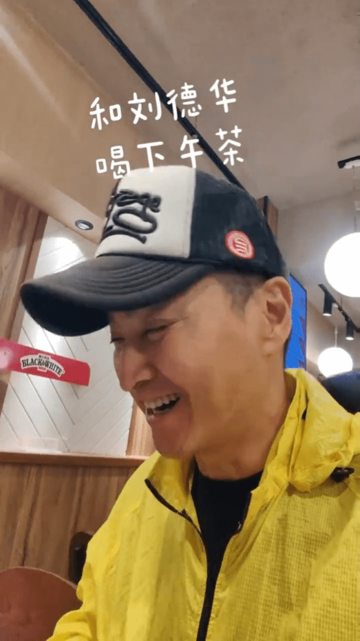 笑得好開心。 笑得好開心。