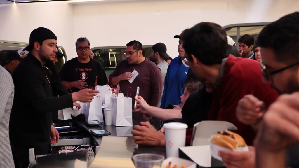 特斯拉餐廳開幕僅數小時內就人潮洶湧。 路透社