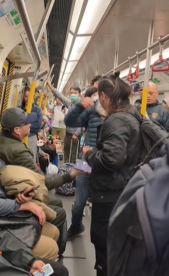 一拳鎚向馬尾女面頰。fb馬路的事討論區IntelligentRaspberry8256影片截圖