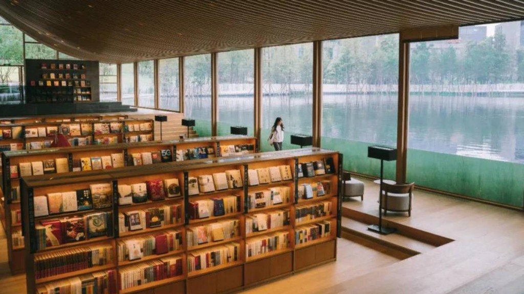 興隆湖中信書店的玻璃幕牆泡入湖中1米，成為網紅書店。天府發布