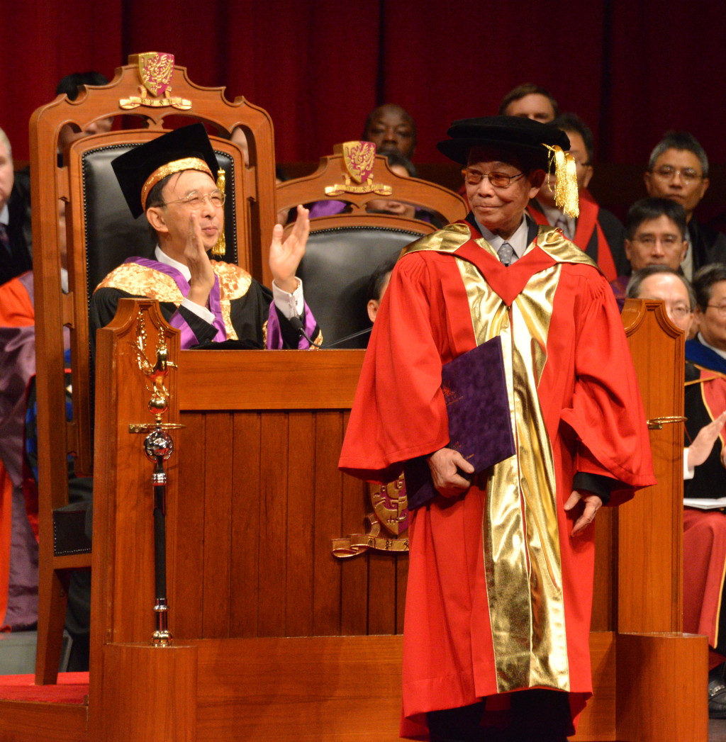 2014年中大第77屆大會榮譽博士學位頒授典禮上，顧嘉煇獲頒榮譽博士學位。