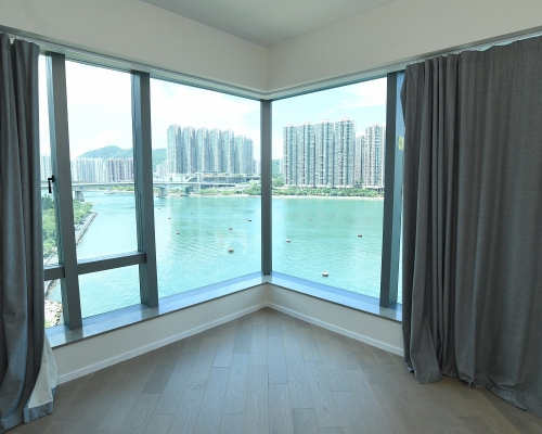 不少新落成的住宅都是使用落地玻璃设计。资料图片