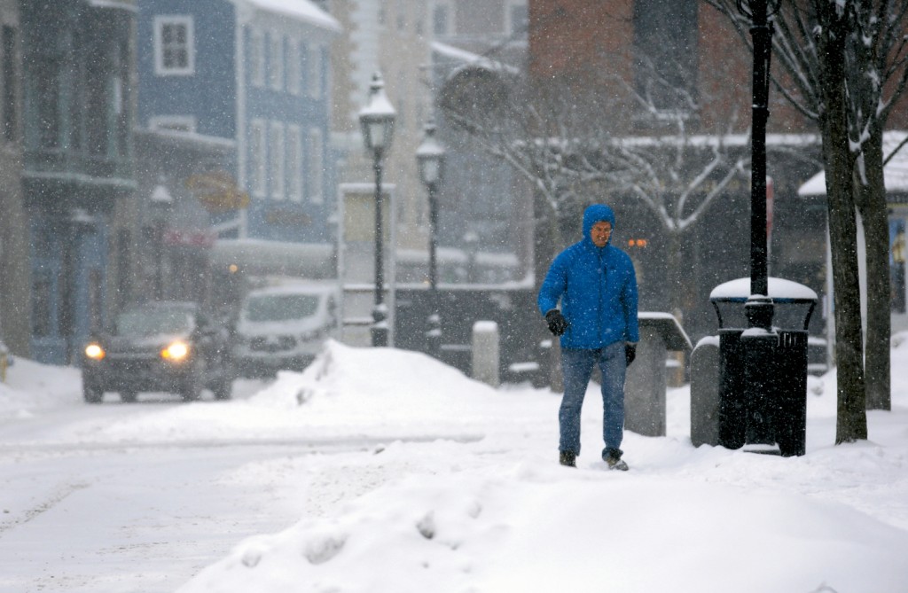 美国新罕布什尔州近日暴风雪来袭，朴茨茅斯市行人踏雪而行。
