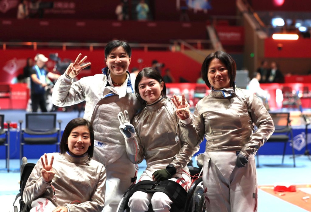 余翠怡、林嘉雯、范珮珊及湯雅婷在女子佩劍團體賽摘走銅牌。 中國香港殘疾人奧委會圖片