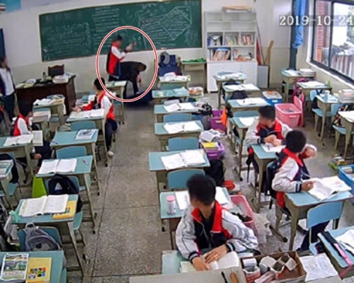 男生在課室後用磚頭襲擊老師。