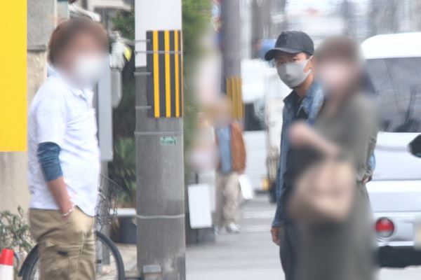 大野的新歡打扮斯文、外貌較純品、身型嬌,並一直跟在男友身邊。