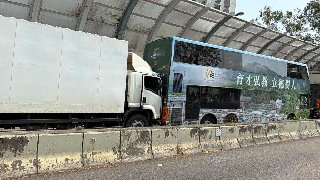 貨車撞九巴車尾釀8人傷。fb馬路的事 (即時交通資訊台)