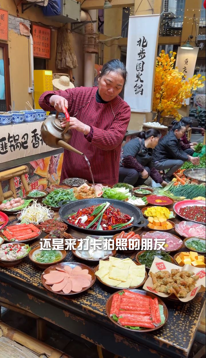 重庆有火锅店的备菜间被网民觉得漫画感十足，仿如《千与千寻》的画面。抖音
