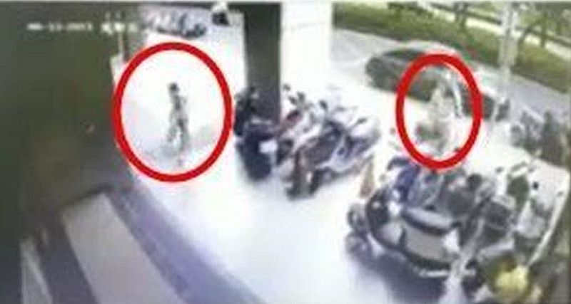女生下車步行到大廈大堂,期間一名可疑男子尾隨。網圖