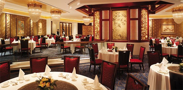 港島香格里拉大酒店的米芝蓮星級度假住宿優惠，客人可享用夏宮雙人六道菜晚市套餐。