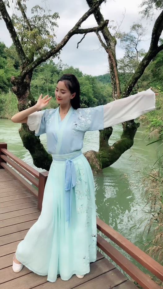 依依被燒傷前樣貌娟好。抖音＠依依的抗疤分享