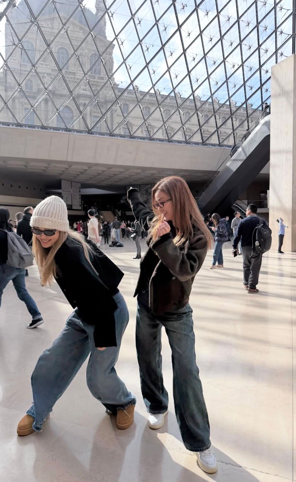 兩人同遊羅浮宮。