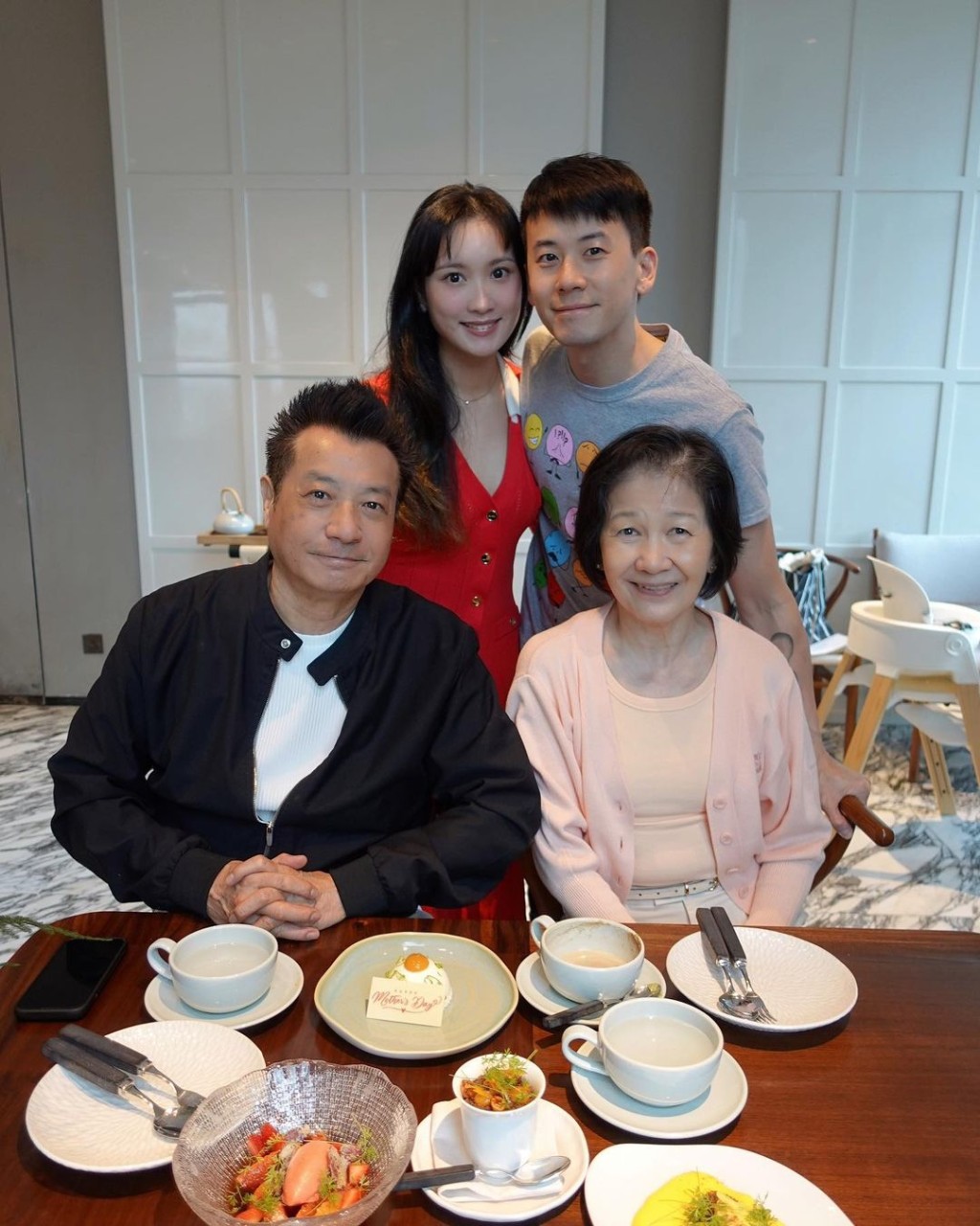 石修兒子陳宇琛2017年與有線前主播林佑蔚結婚。