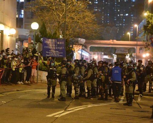 當晚尚德邨停車場有大批人士聚集防暴警在場戒備。
