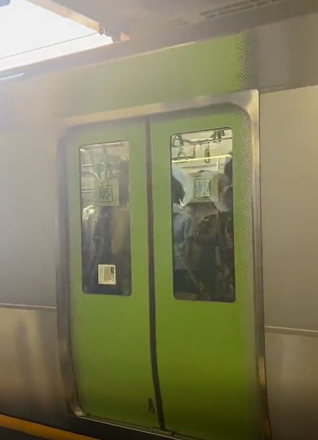 东京山手线乘客在车厢内亮刀，其他乘客争相走避，场面混乱。(twitter图片：@bakusai_com)