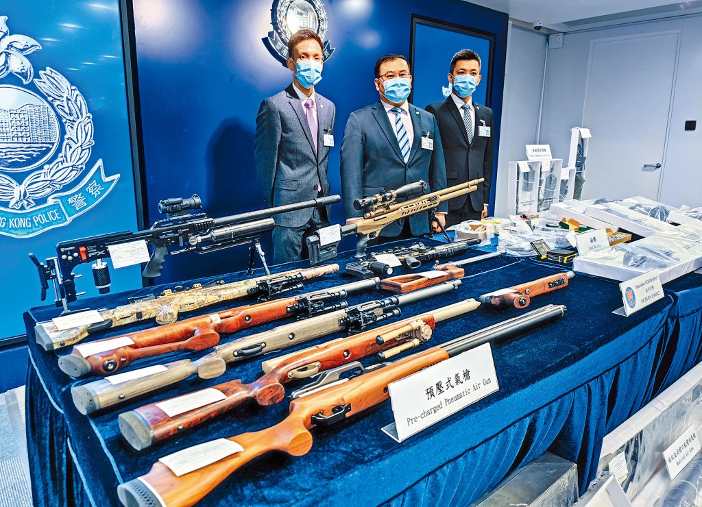 ■左起：高級督察林欣鎏、警司陳昕及總督察蘇志兵，講述行動經過及展示檢獲殺傷力巨大的預壓式高壓氣槍等武噐。梁國峰攝