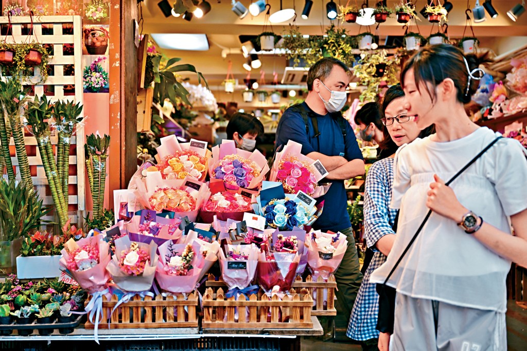 為表達對母親的感謝，不少孝順仔女會特意選購花束送贈摯親，花店料生意額與去年持平。
