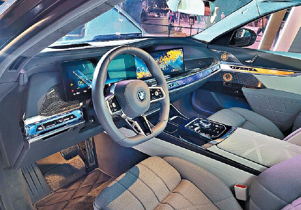 ■車廂格局前衞數碼化，錶板設有橫跨左右互動氣氛燈裝置。