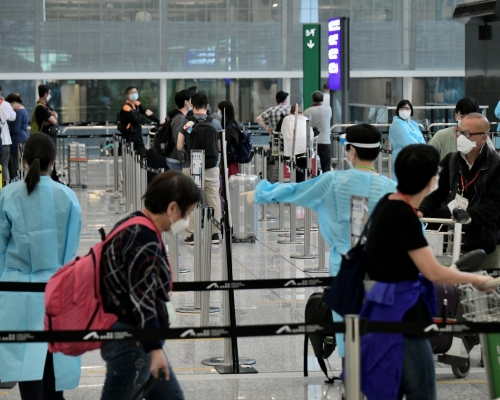 本港居民及非香港居民從海外入境時，須提交包括疫苗接種記錄在內的證明文件。