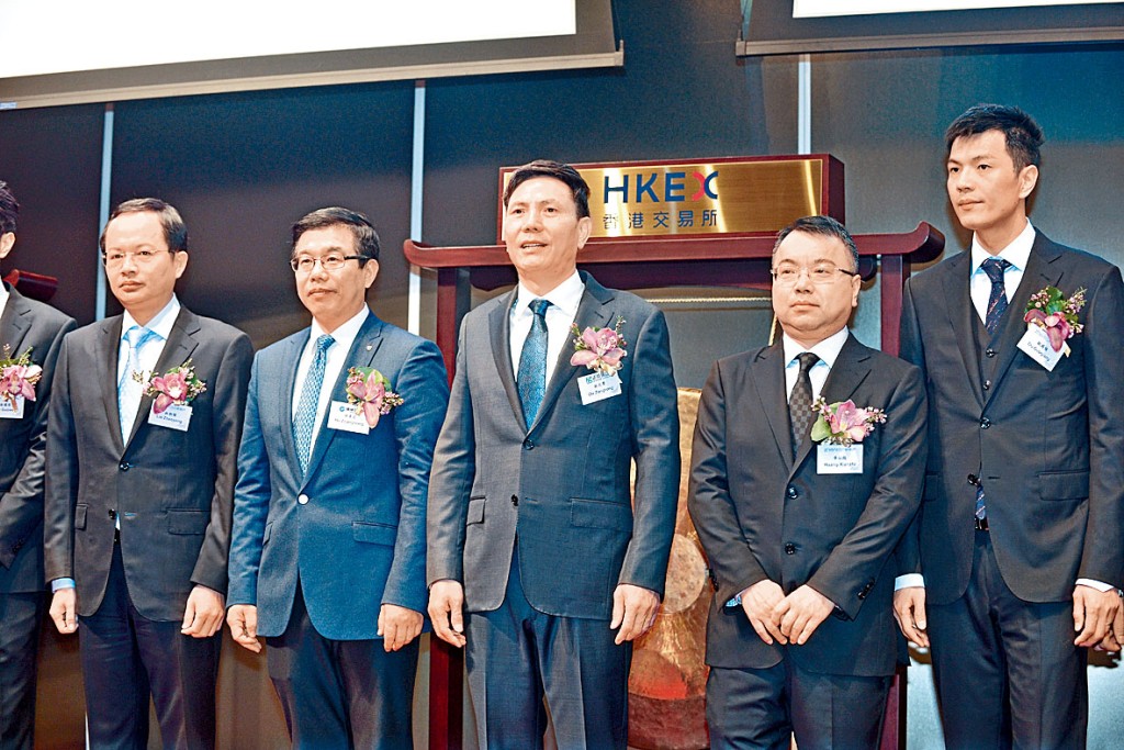 與正榮地產同系的正榮服務，初步預計將在本月26日起招股。圖為正榮主席黃仙枝（右二）。