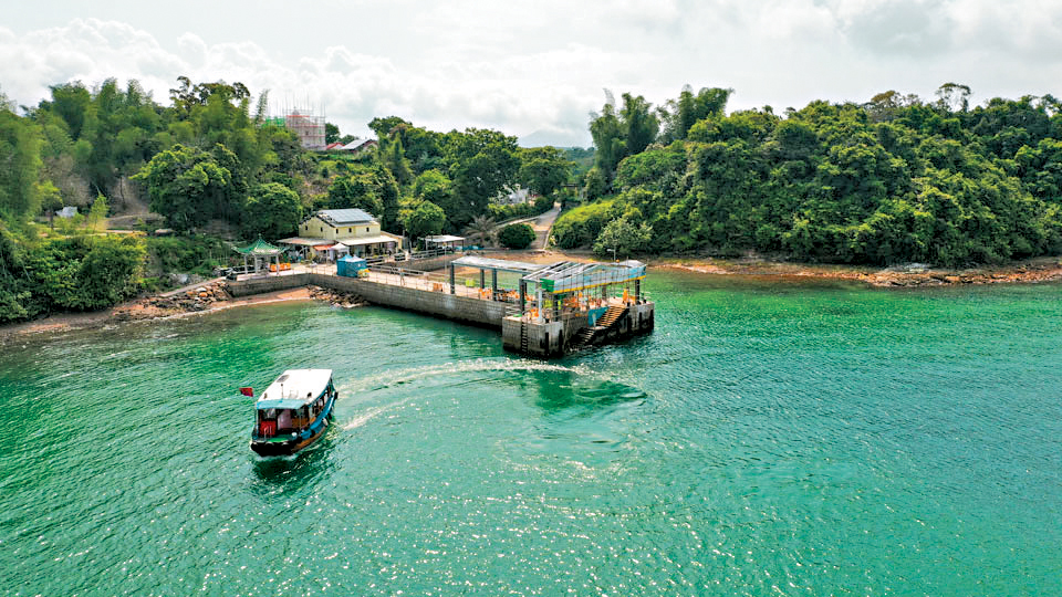 土木工程拓展署向西貢區議會提交文件，指因節假日遊客眾多，現時西貢鹽田梓碼頭的靠泊設施未能應付使用需求。