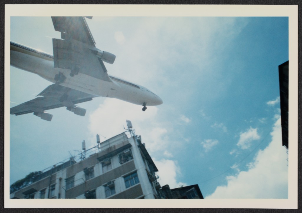 飞机在民居上方掠过，发出震耳欲聋的巨响。图片：政府档案处