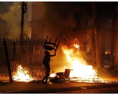 示威者闖入國會大樓到處焚燒雜物。AP