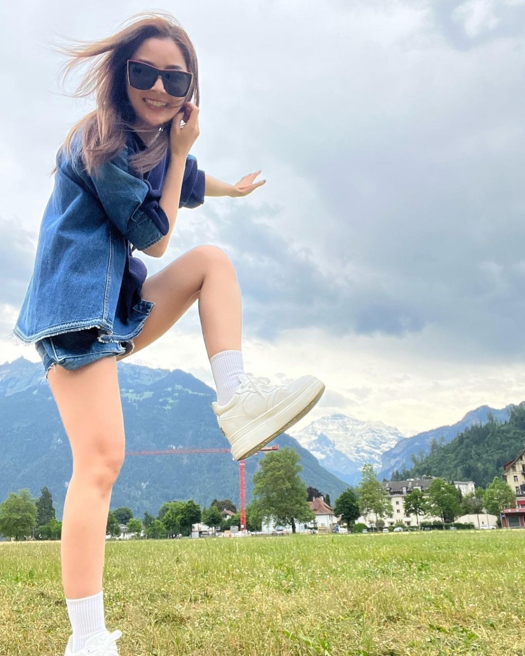 在瑞士少女峰兴奋打卡。