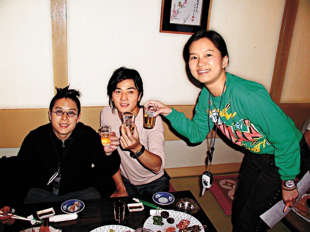 郑伊健（中）经理人、前DJ林珊珊（右）、林海峰（左）、林晓峰三姊弟的关系广为人知。