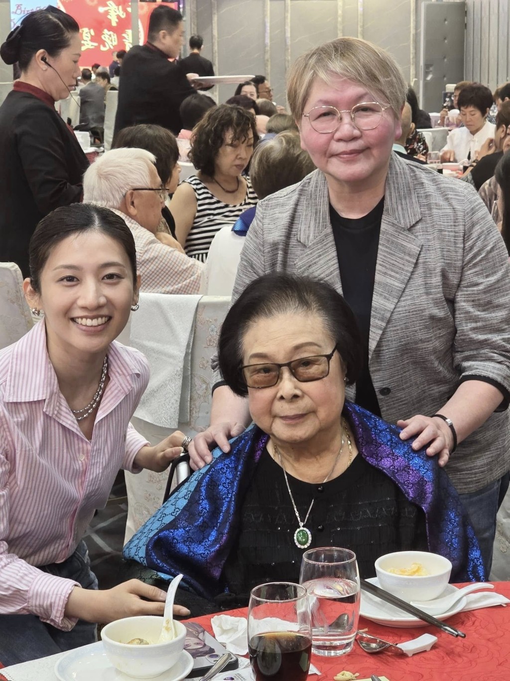 粵劇班主彭美施分享與羅艷卿的合照。 粵劇班主彭美施分享與羅艷卿的合照。