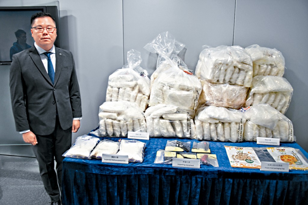 警方毒品調查科署理高級警司關駿軒交代案情及展示案中證物。