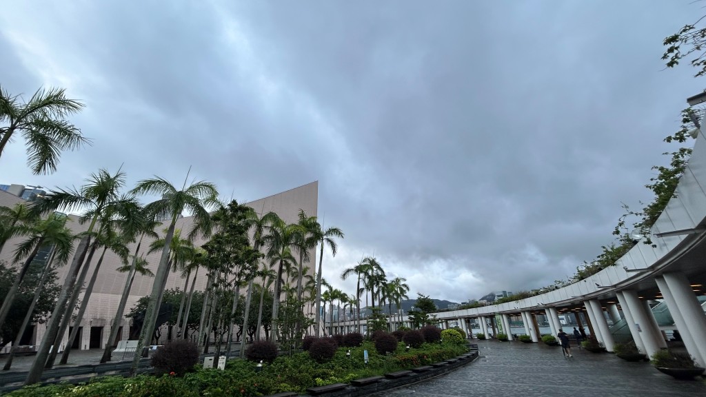 本港地區今日多雲,有驟雨及狂風雷暴,雨勢有時頗大。蔡楚輝攝 本港地區今日多雲,有驟雨及狂風雷暴,雨勢有時頗大。蔡楚輝攝