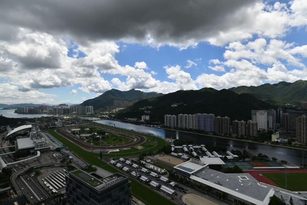 單位外望沙田馬場及城門河,眺望山市雙景,景觀開揚。