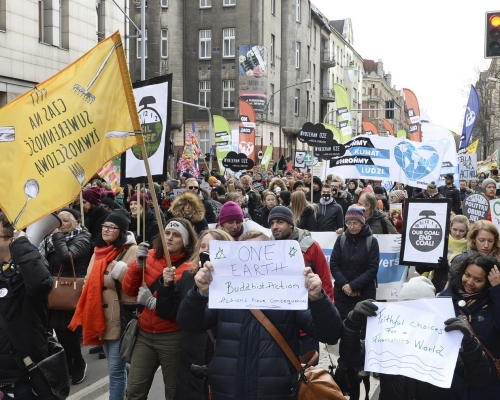 法国和波兰都有示威，敦促200多国代表致力达成防止气候变化协议。AP