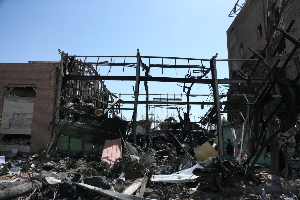 美國和以色列周一空襲伊朗，造成逾25人死亡。新華社