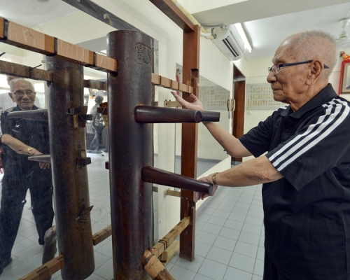 葉問長子葉準表示,詠春的精髓在於「以柔制剛」和「中庸之道」。