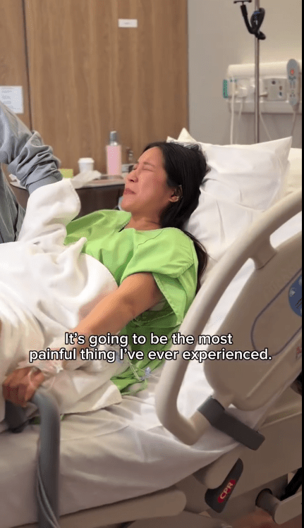 黃碧蓮在產床上經歷巨大陣痛，痛苦表情全被鏡頭真實記錄。