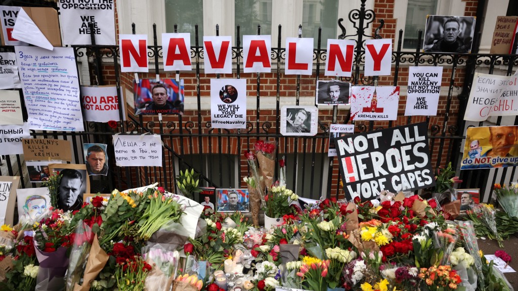 民众在俄罗斯驻伦敦大使馆外献花悼念纳瓦尔尼。 路透社
