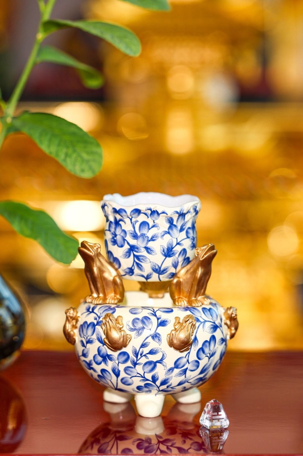 今年西南犯七赤刀光，以水化洩金，天水鼎和青蛙均是水象吉祥物。 