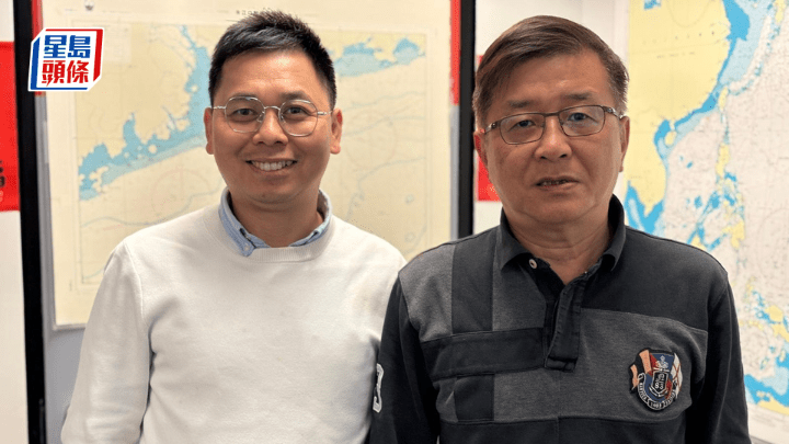 科大海洋科學系主任兼講座教授、港澳海洋研究中心主任甘劍平（右），旁為博士後研究員鍾權加。 科大提供