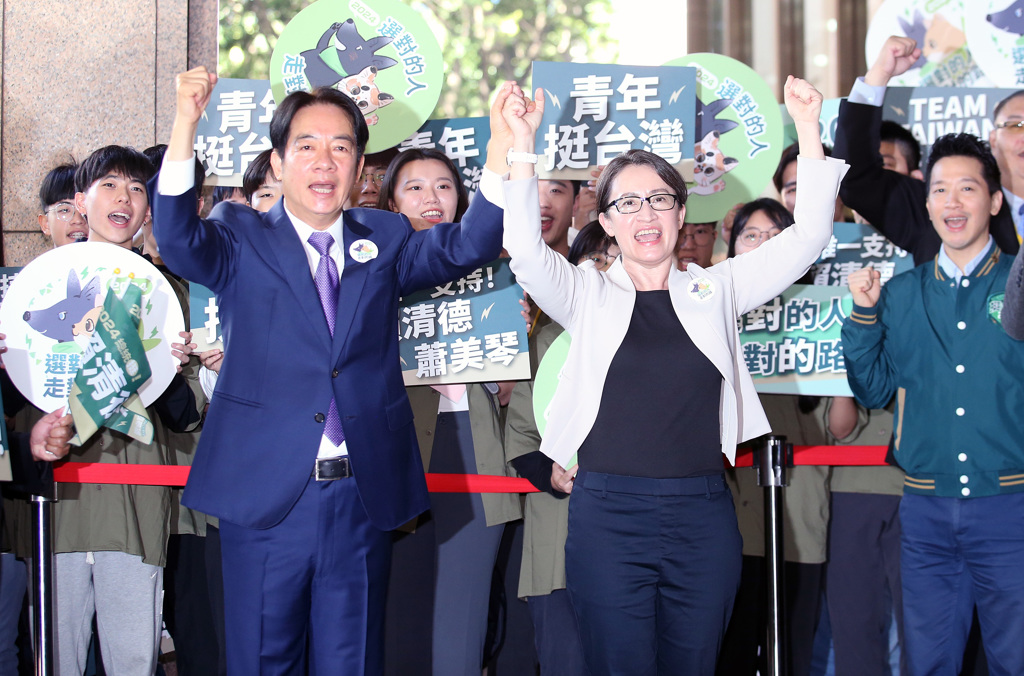 民进党台湾大选参选人赖清德（中左）及副参选人萧美琴（中右）。中时新闻网