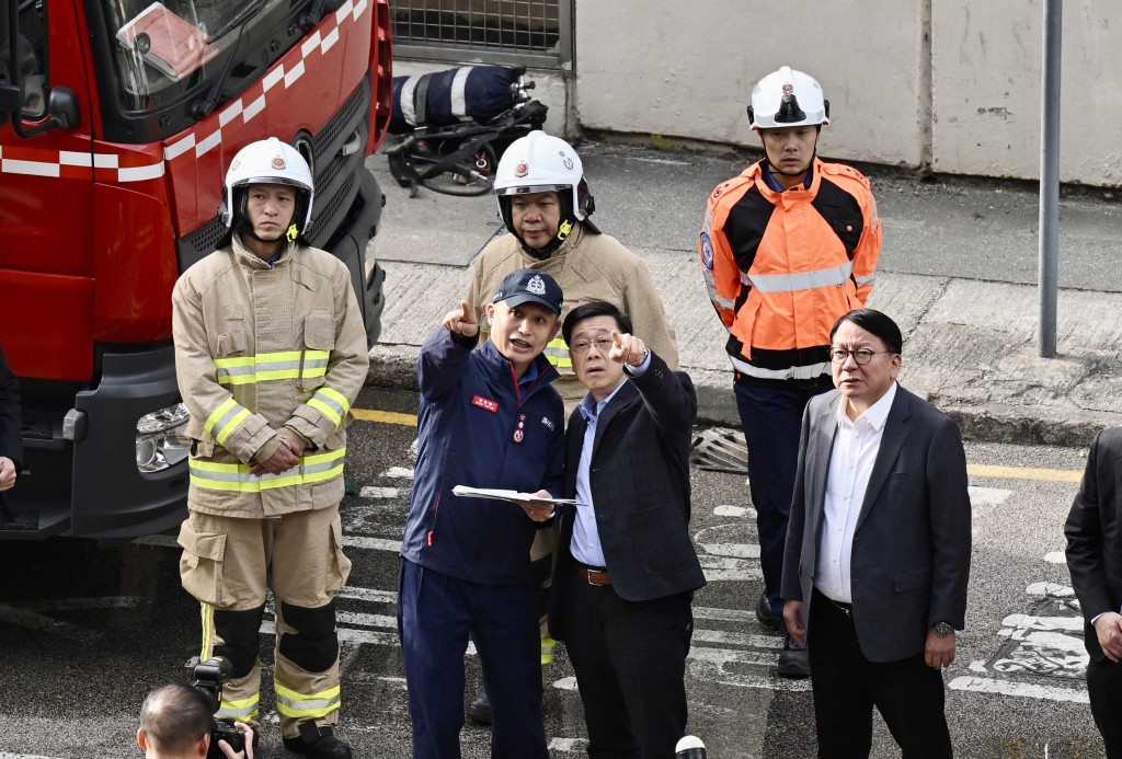 行政長官李家超在消防處處長楊恩健陪同下,視察大埔宏福苑五級火現場。資料圖片 行政長官李家超在消防處處長楊恩健陪同下,視察大埔宏福苑五級火現場。資料圖片