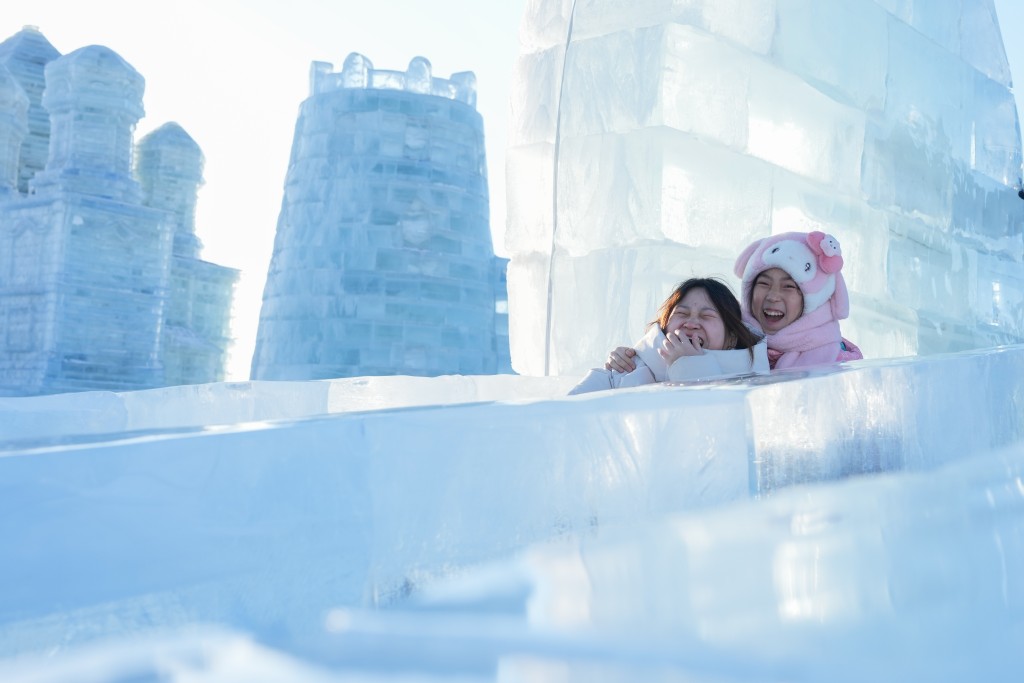 內地冰雪經濟吸引南方許多遊客前赴體驗。新華社