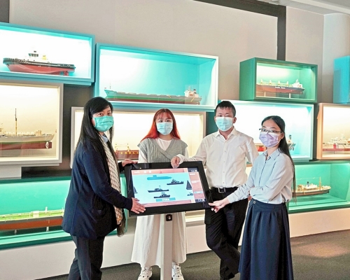 IVE李惠利院校跨學科學系講師區靜雯（左一）及IVE同學為海事博物館設計及製作多個數碼化項目。