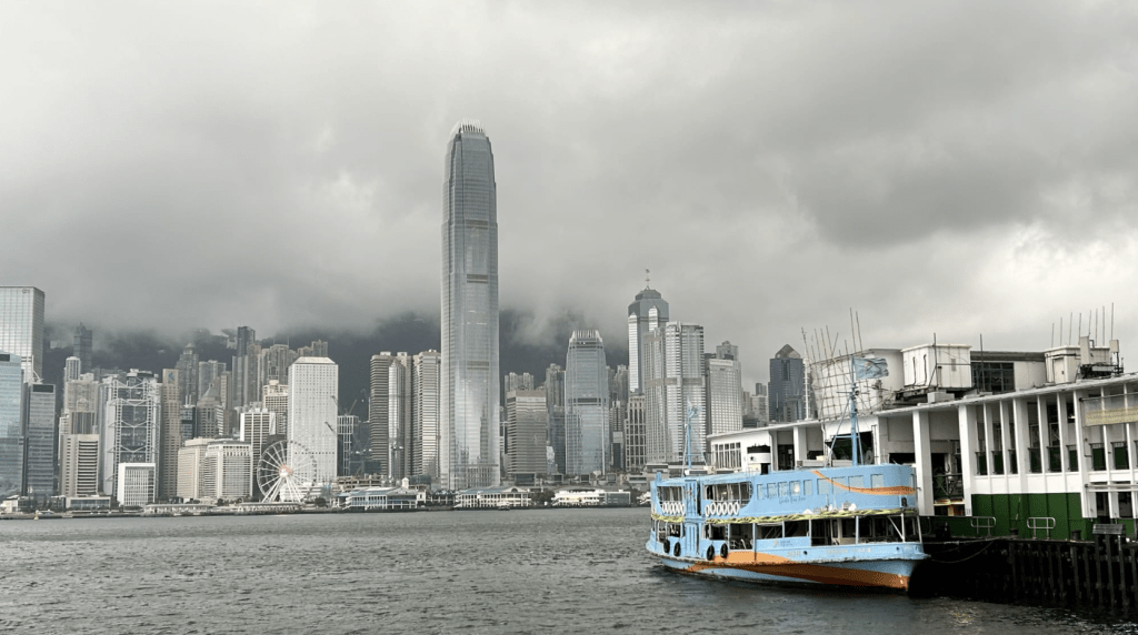 天文台於9時45分發出黑色暴雨警告信號。蔡楚輝攝 天文台於9時45分發出黑色暴雨警告信號。蔡楚輝攝