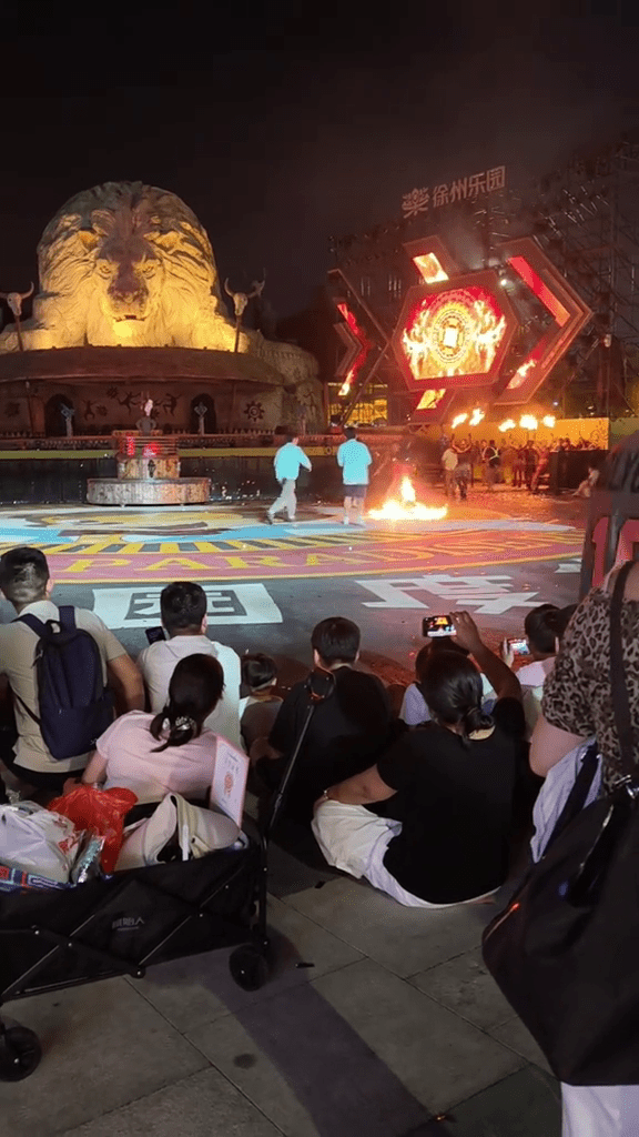 徐州樂園爆火裙舞意外！女演員紅裙遭火舌吞噬。